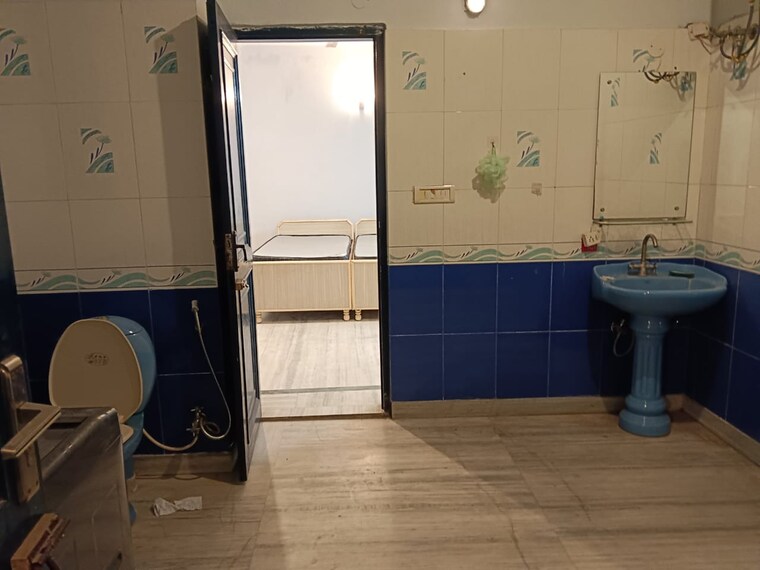 Bathroom, neb sarai 3 Bedroom 250 Sq.Yd. Independent House In Neb Sarai Delhi 9454506
