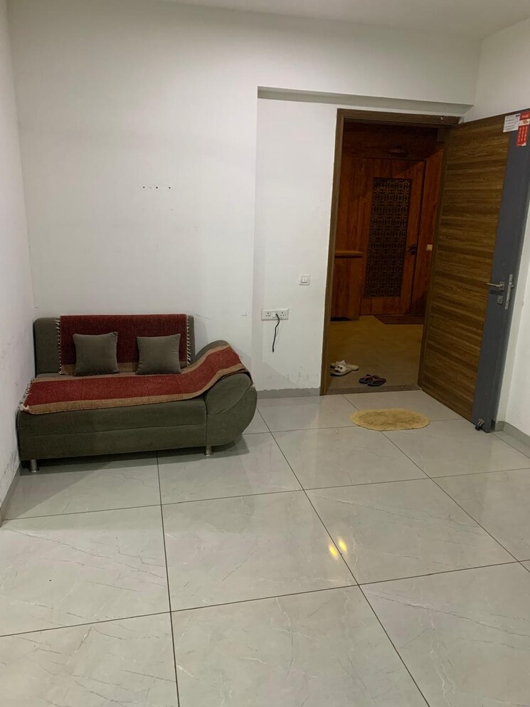 Room, sindhubhavan 3 Bedroom 1700 Sq.Ft. Apartment In Sindhubhavan Ahmedabad 9454539