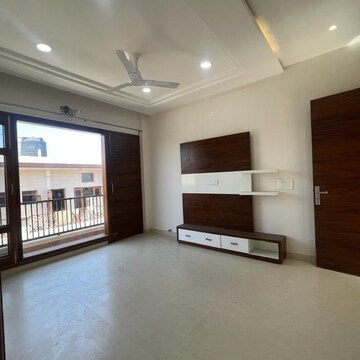 Room in 3 BHK Apartment at Sector 50 – for Rent