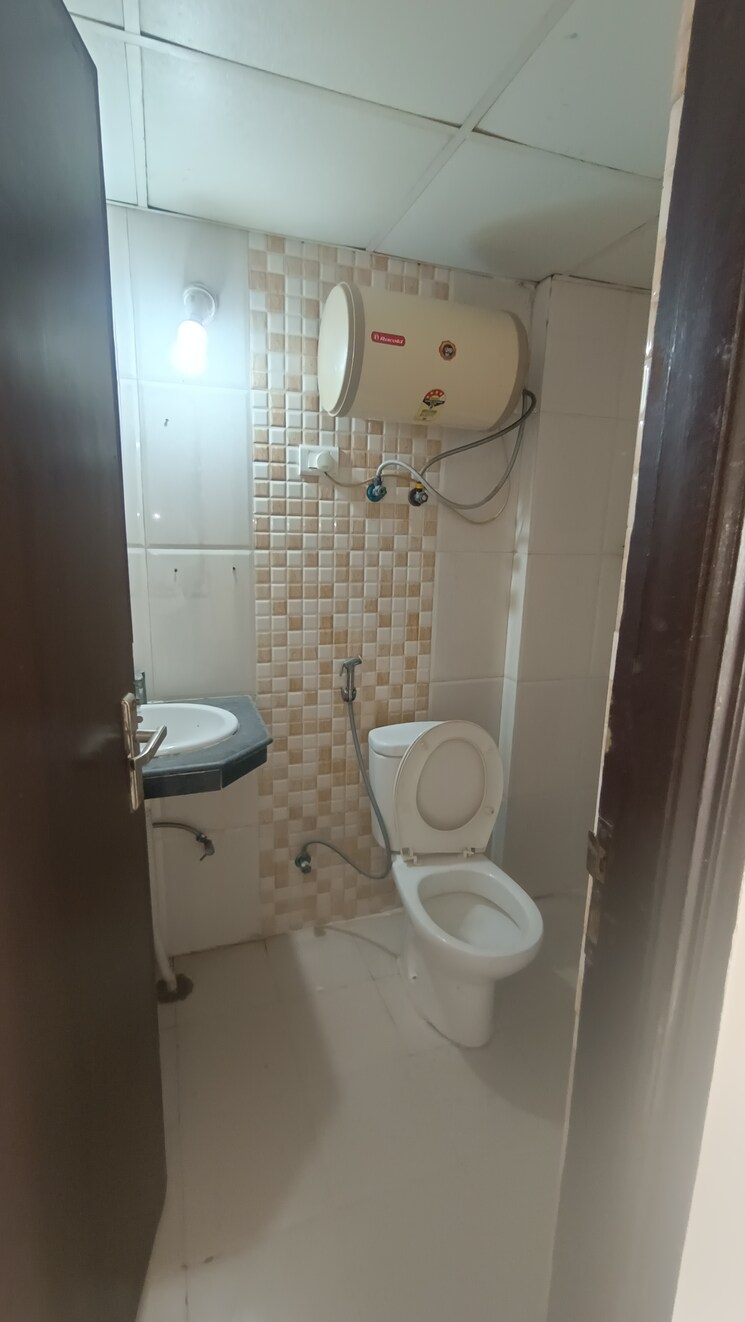 Bathroom, nimbus-the-hyde-park 2 Bedroom 1080 Sq.Ft. Apartment In Sector 78 Noida 9454628