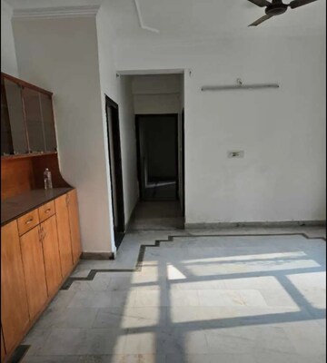 Bedroom in 3 BHK Apartment at Daliganj – for Rent