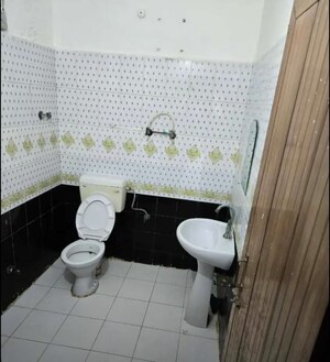 Attached Bathroom in 3 BHK Apartment at Daliganj – for Rent