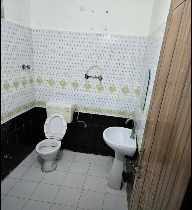 Attached Bathroom, daliganj 3 Bedroom 1200 Sq.Ft. Apartment In Daliganj Lucknow 9454634