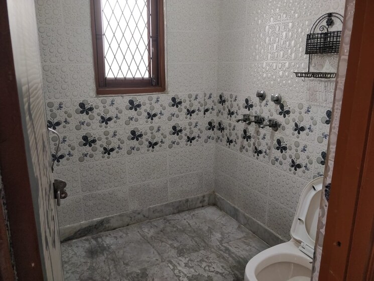 Bathroom, mayur vihar phase 1 3 Bedroom 900 Sq.Ft. Builder Floor In Mayur Vihar Phase 1 Delhi 9454780