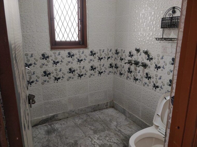 Bathroom, mayur vihar phase 1 3 Bedroom 900 Sq.Ft. Builder Floor In Mayur Vihar Phase 1 Delhi 9454780