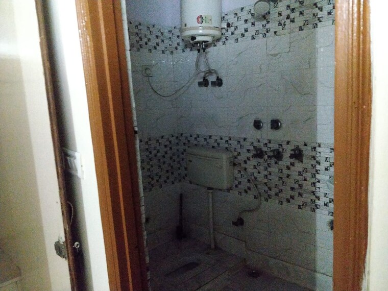 Bathroom, mayur vihar phase 1 3 Bedroom 900 Sq.Ft. Builder Floor In Mayur Vihar Phase 1 Delhi 9454780
