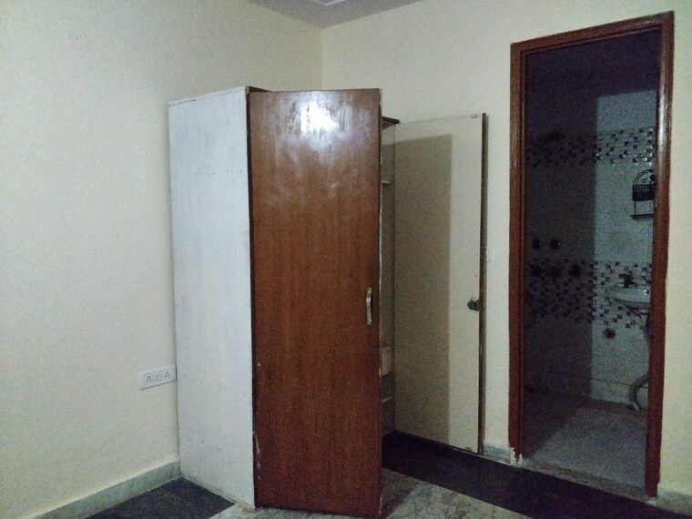 Room, mayur vihar phase 1 3 Bedroom 900 Sq.Ft. Builder Floor In Mayur Vihar Phase 1 Delhi 9454780