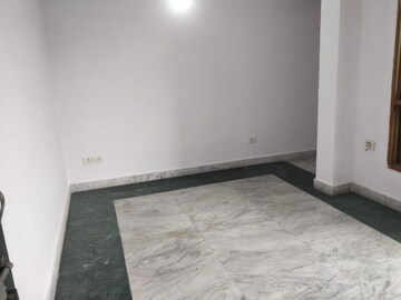 Room in 3 BHK Builder Floor at Mayur Vihar Phase 1 – for Rent