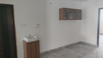 Room in 3 BHK Apartment at Alkapuri – for Rent