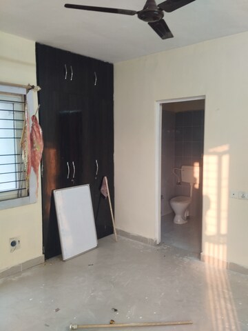 Room in 3.5 BHK Apartment at Rapti Apartment, Gomti Nagar – for Rent