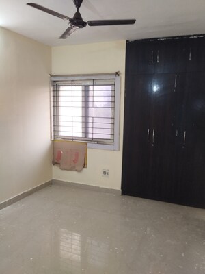 Room in 3.5 BHK Apartment at Rapti Apartment, Gomti Nagar – for Rent