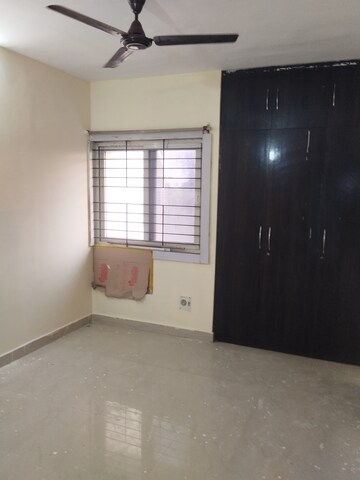 Room in 3.5 BHK Apartment at Rapti Apartment, Gomti Nagar – for Rent