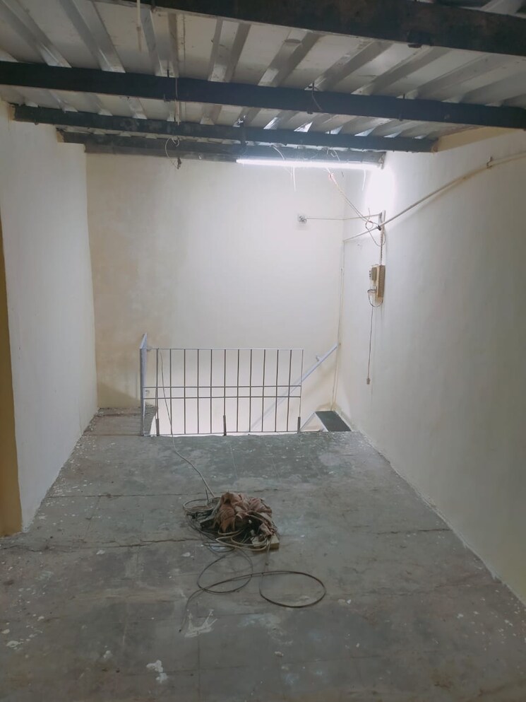 Room, kurla-kamgar-chs Commercial Shop 230 Sq.Ft. In Kurla Mumbai 9454843