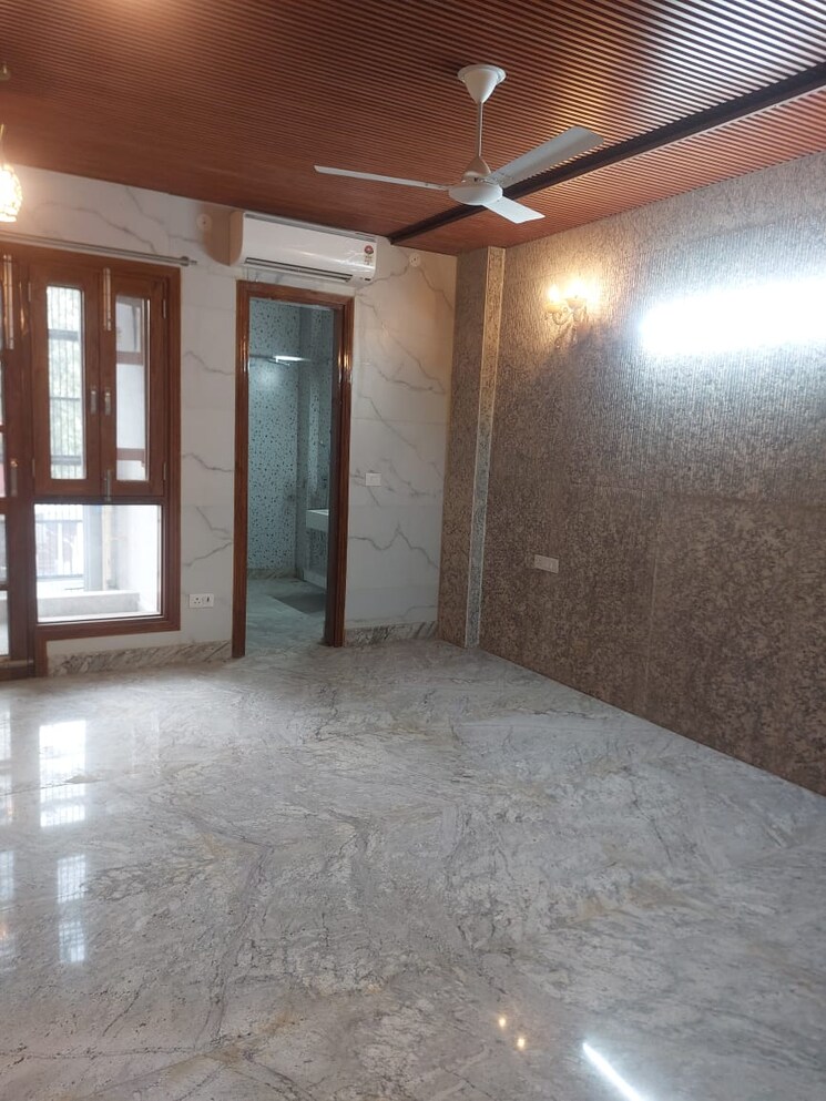 Room, east of kailash 4 Bedroom 400 Sq.Yd. Builder Floor In East Of Kailash Delhi 9454875