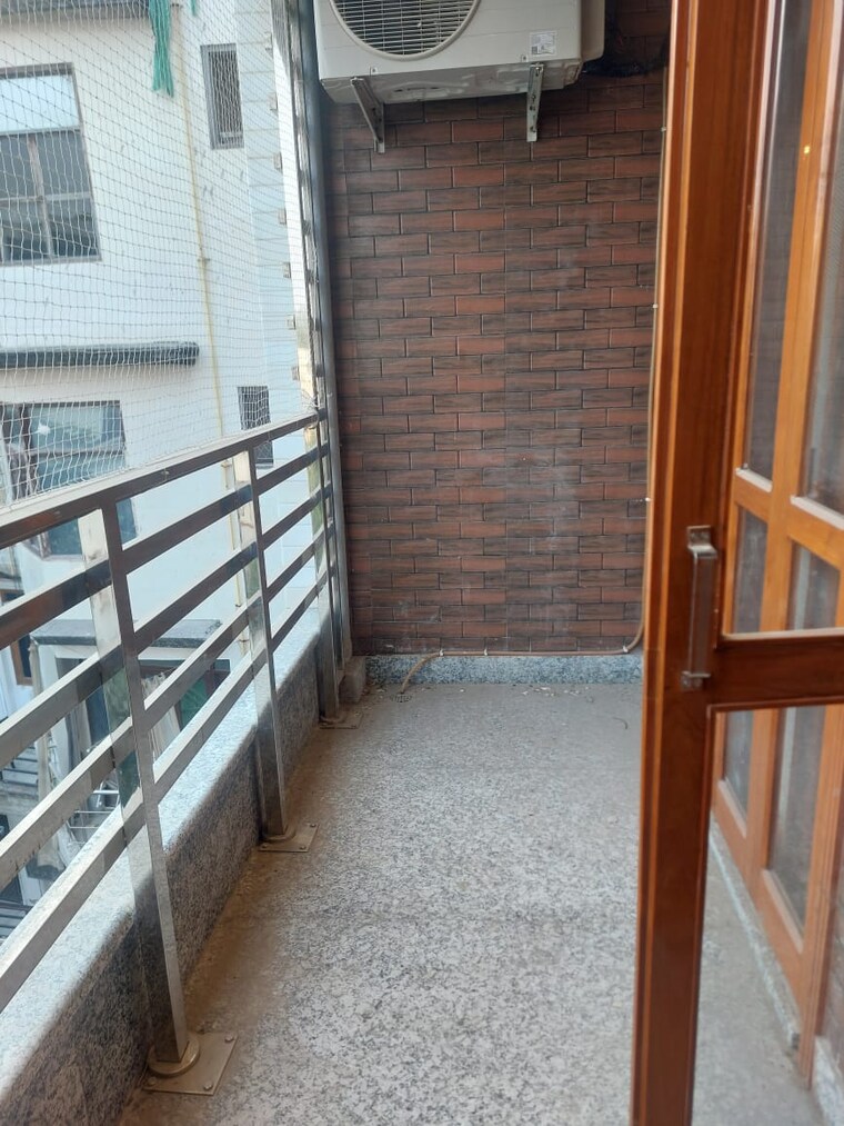 Balcony, east of kailash 4 Bedroom 400 Sq.Yd. Builder Floor In East Of Kailash Delhi 9454877