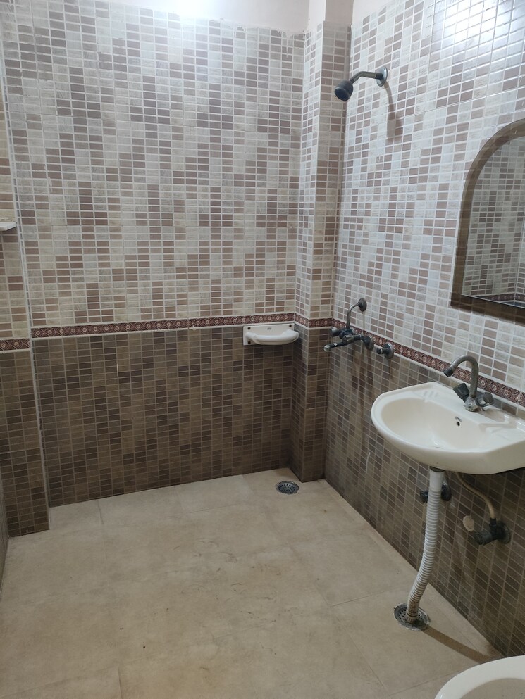 Bathroom, sector 36 2.5 Bedroom 1750 Sq.Ft. Villa In Sector 36 Noida 9454890