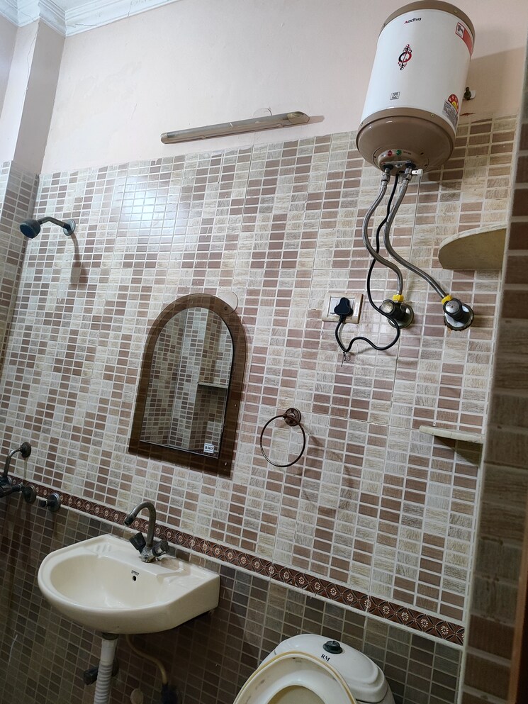 Bathroom, sector 36 2.5 Bedroom 1750 Sq.Ft. Villa In Sector 36 Noida 9454890