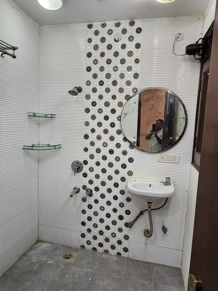 Bathroom, east-of-kailash-block-b-rwa 2 Bedroom 150 Sq.Yd. Builder Floor In East Of Kailash Delhi 9454887