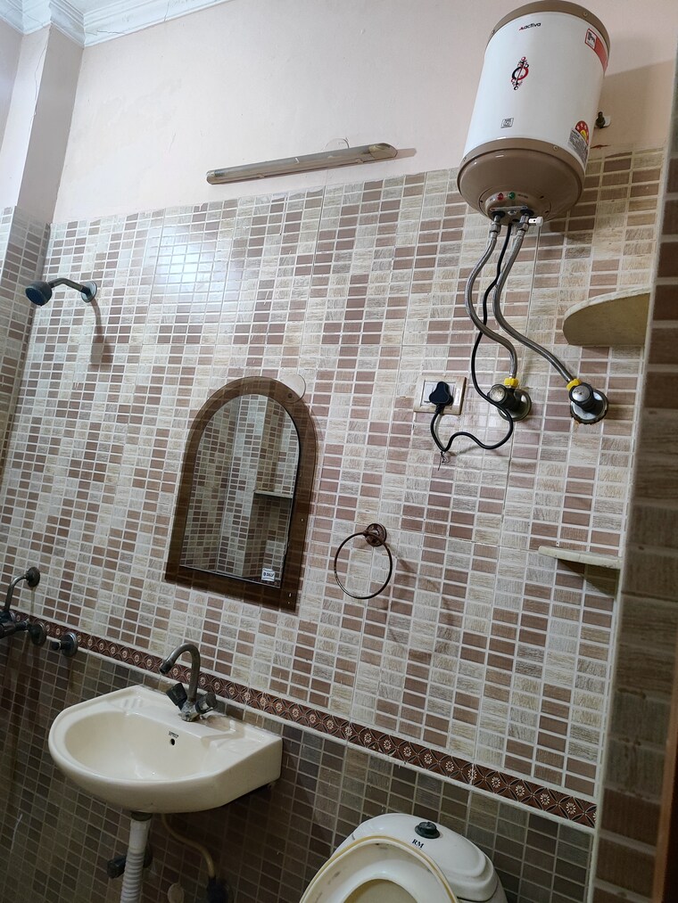 Bathroom, sector 36 2.5 Bedroom 1750 Sq.Ft. Villa In Sector 36 Noida 9454890