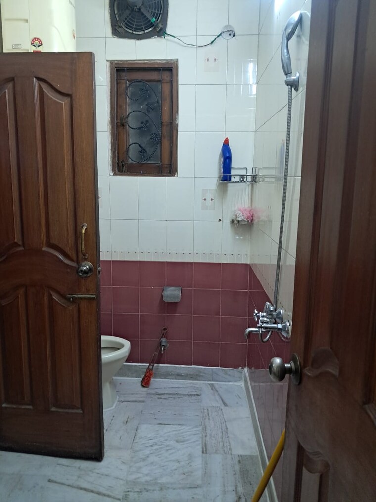 Attached Bathroom, east-of-kailash-block-b-rwa 2 Bedroom 125 Sq.Yd. Builder Floor In East Of Kailash Delhi 9454892