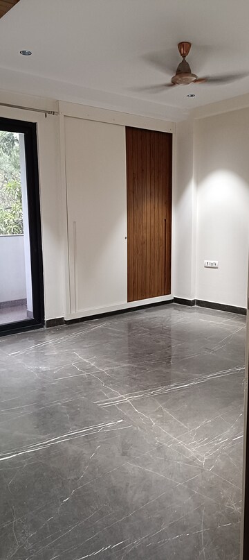 Room in 3 BHK Builder Floor at Anand Vihar – for Rent