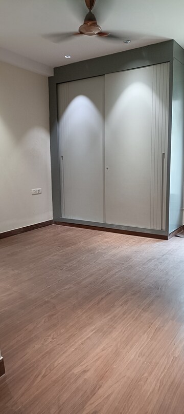 Room in 3 BHK Builder Floor at Anand Vihar – for Rent