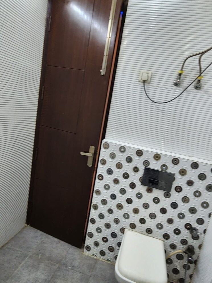 Bathroom, east of kailash 3 Bedroom 500 Sq.Yd. Builder Floor In East Of Kailash Delhi 9454929