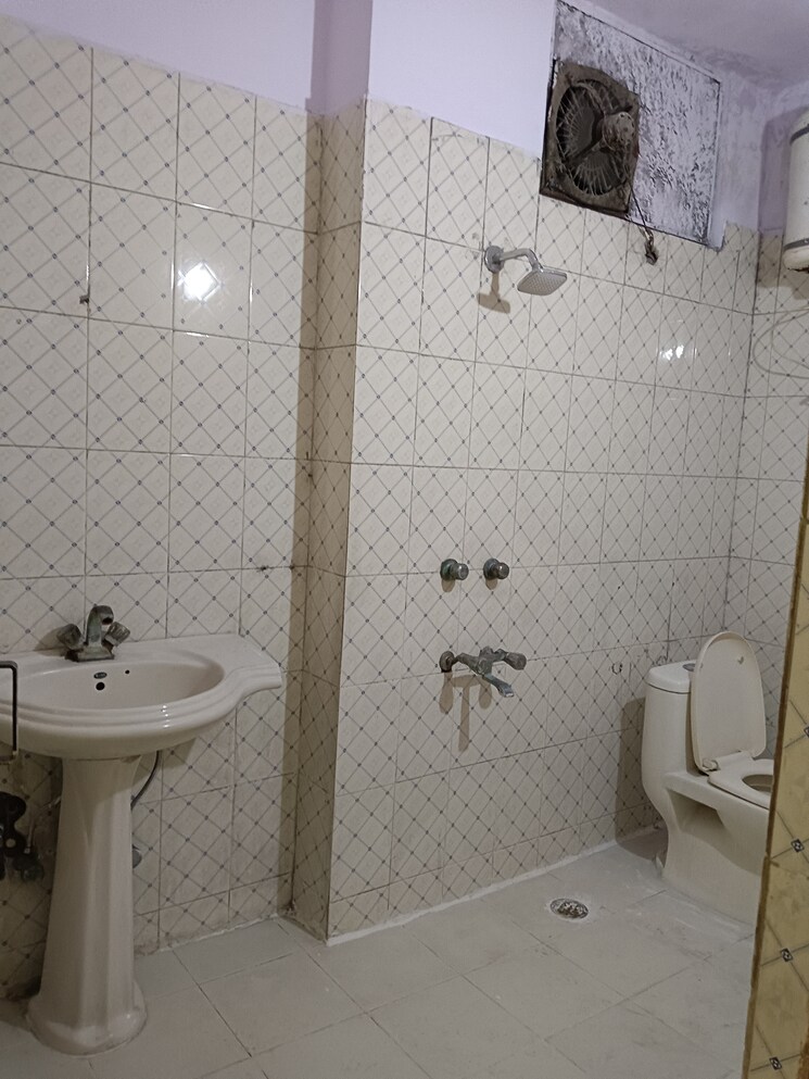 Bathroom, lajpat nagar 4 1 Bedroom 487 Sq.Ft. Builder Floor In Lajpat Nagar 4 Delhi 9454945