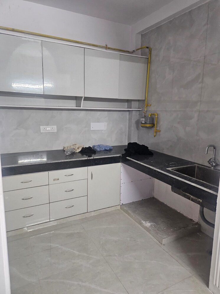 Kitchen, uttam nagar 2.5 Bedroom 65 Sq.Yd. Builder Floor In Uttam Nagar Delhi 9454953