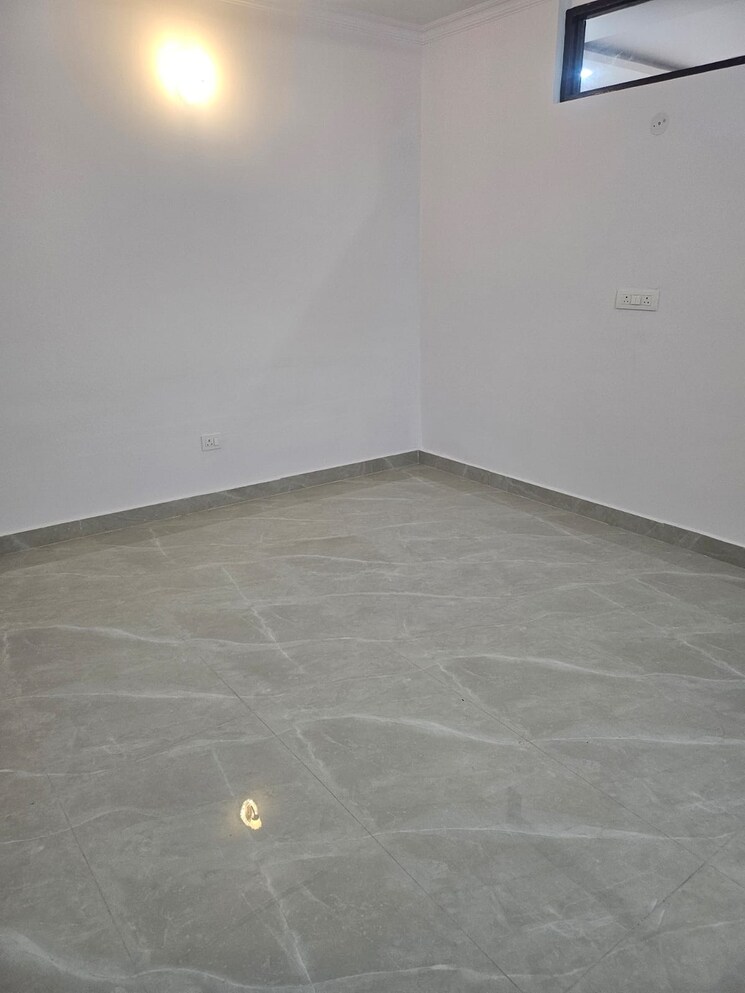 Room, uttam nagar 2.5 Bedroom 65 Sq.Yd. Builder Floor In Uttam Nagar Delhi 9454953