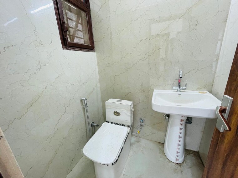 Attached Bathroom, unitech-heritage-city 2 Bedroom 1200 Sq.Ft. Apartment In Sector 25 Gurgaon 9455039