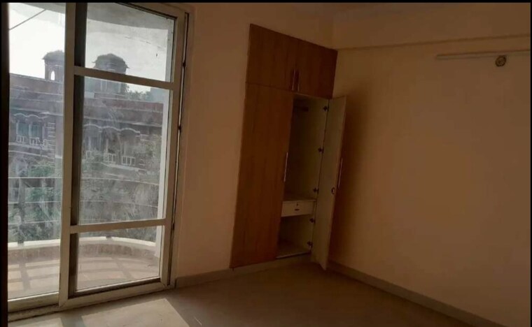 Room, kaisarbagh 3 Bedroom 1200 Sq.Ft. Apartment In Kaisarbagh Lucknow 9455078