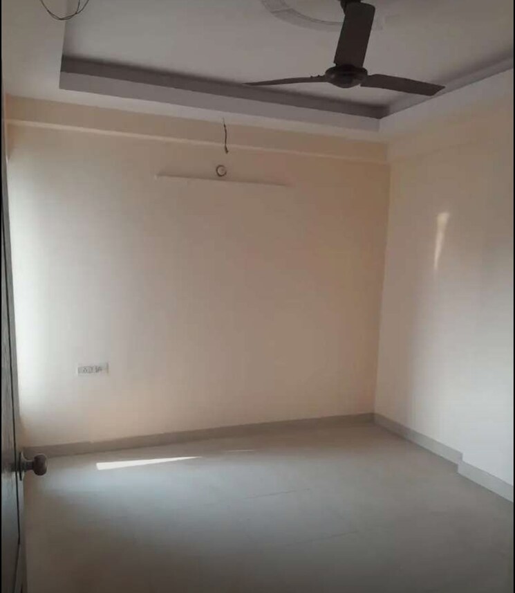 Room, kaisarbagh 3 Bedroom 1200 Sq.Ft. Apartment In Kaisarbagh Lucknow 9455078