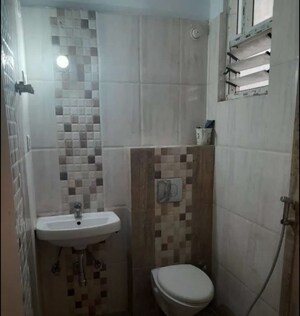Bathroom in 3 BHK Apartment at Kaisarbagh – for Rent