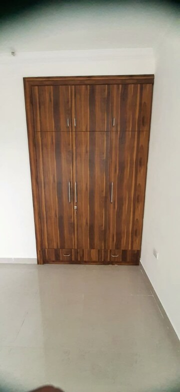 Furnished Amenities in 2.5 BHK Apartment at Ramprastha Awho, Sector 95 – for Rent