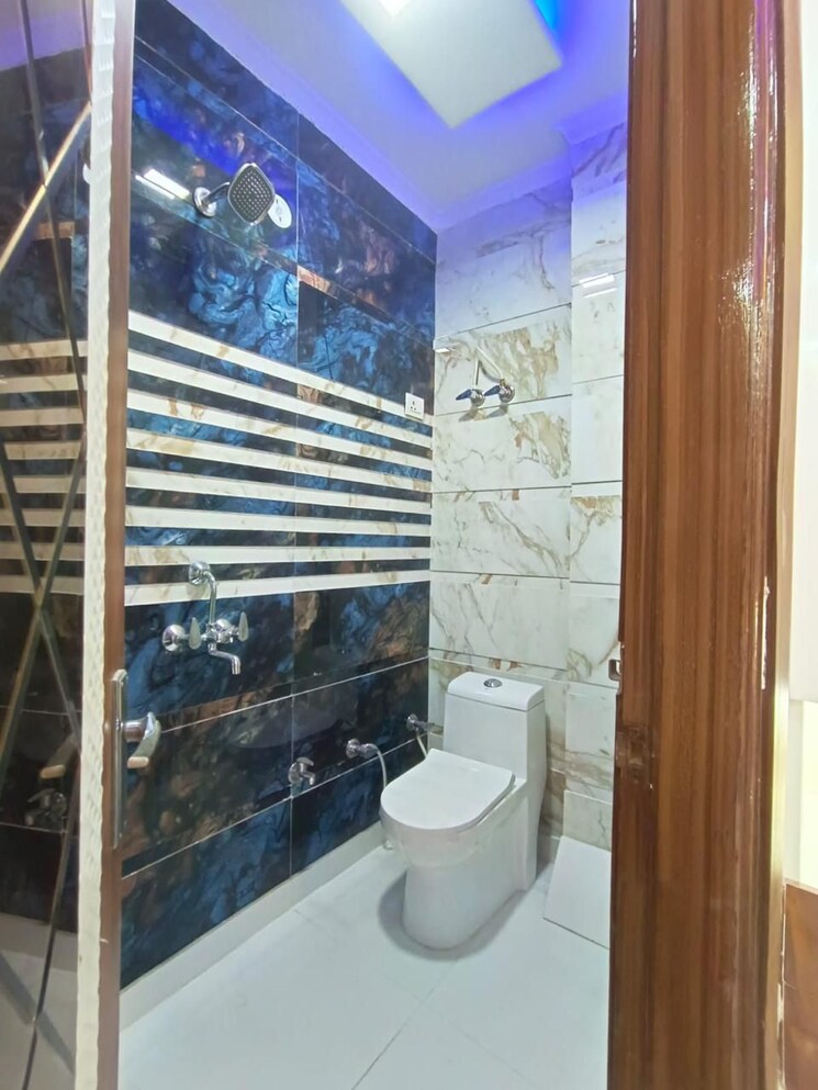 Bathroom, dwarka mor 3 Bedroom 900 Sq.Ft. Builder Floor In Dwarka Mor Delhi 9455453