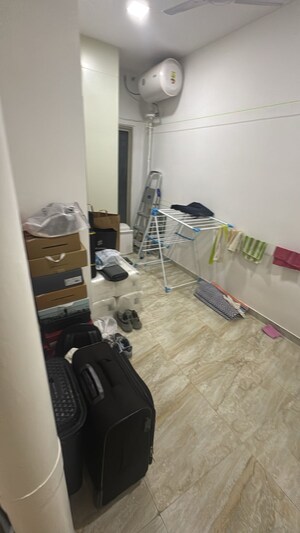 Room in 2 BHK Apartment at Hiranandani Castle Rock, Powai – for Rent