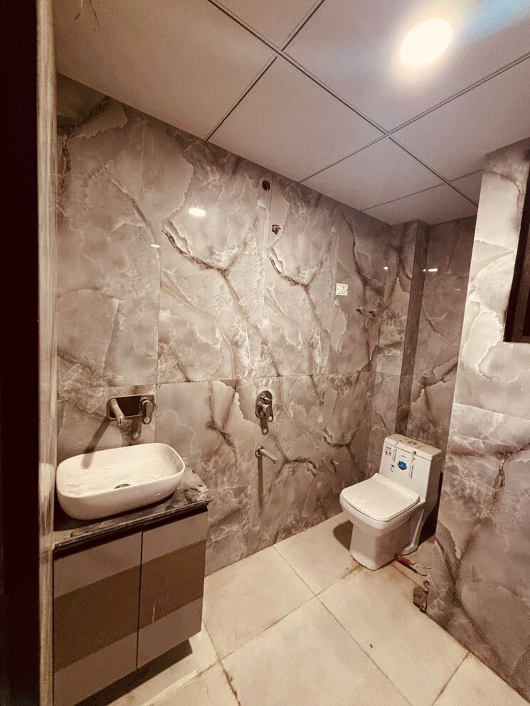 Attached Bathroom, sector 73 1 Bedroom 600 Sq.Ft. Apartment In Sector 73 Noida 9455556