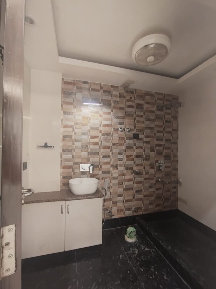 Bathroom, dlf phase i 1 Bedroom 160 Sq.Yd. Builder Floor In Dlf Phase I Gurgaon 9455555
