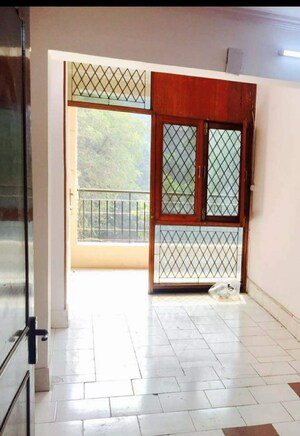 Room in 1 BHK Builder Floor at Dlf Phase I – for Rent