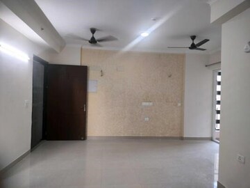 Room in 3.5 BHK Apartment at Amrapali Princely Estate, Sector 76 – for Rent