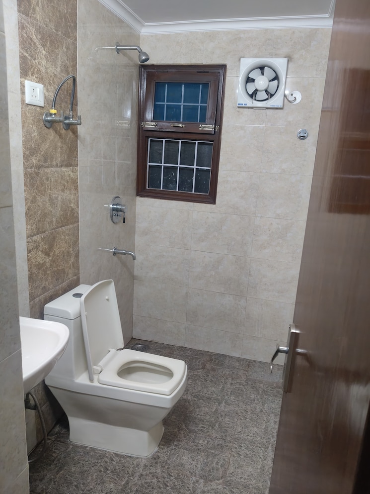 Bathroom, vasant kunj 2 Bedroom 1100 Sq.Ft. Apartment In Vasant Kunj Delhi 9455744