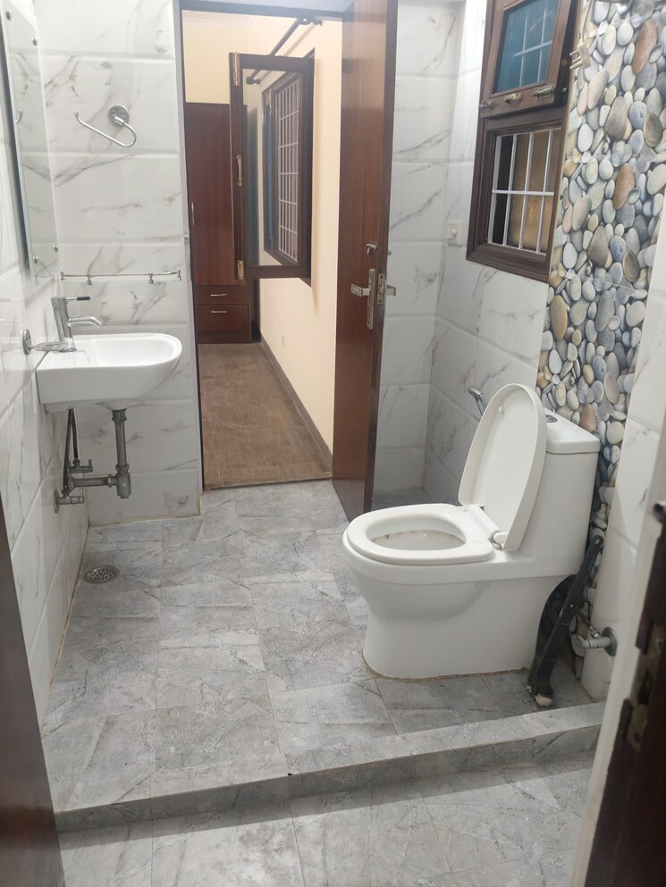 Bathroom, vasant kunj 2 Bedroom 1100 Sq.Ft. Apartment In Vasant Kunj Delhi 9455744