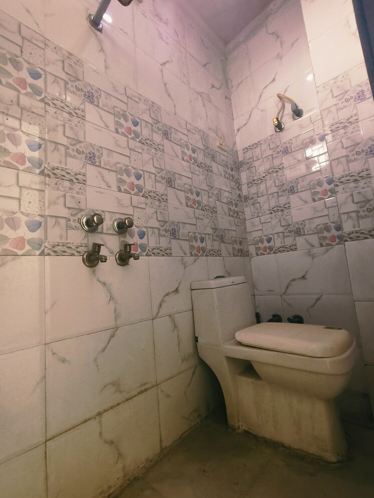 Attached Bathroom, dwarka mor 2 Bedroom 540 Sq.Ft. Builder Floor In Dwarka Mor Delhi 9455813