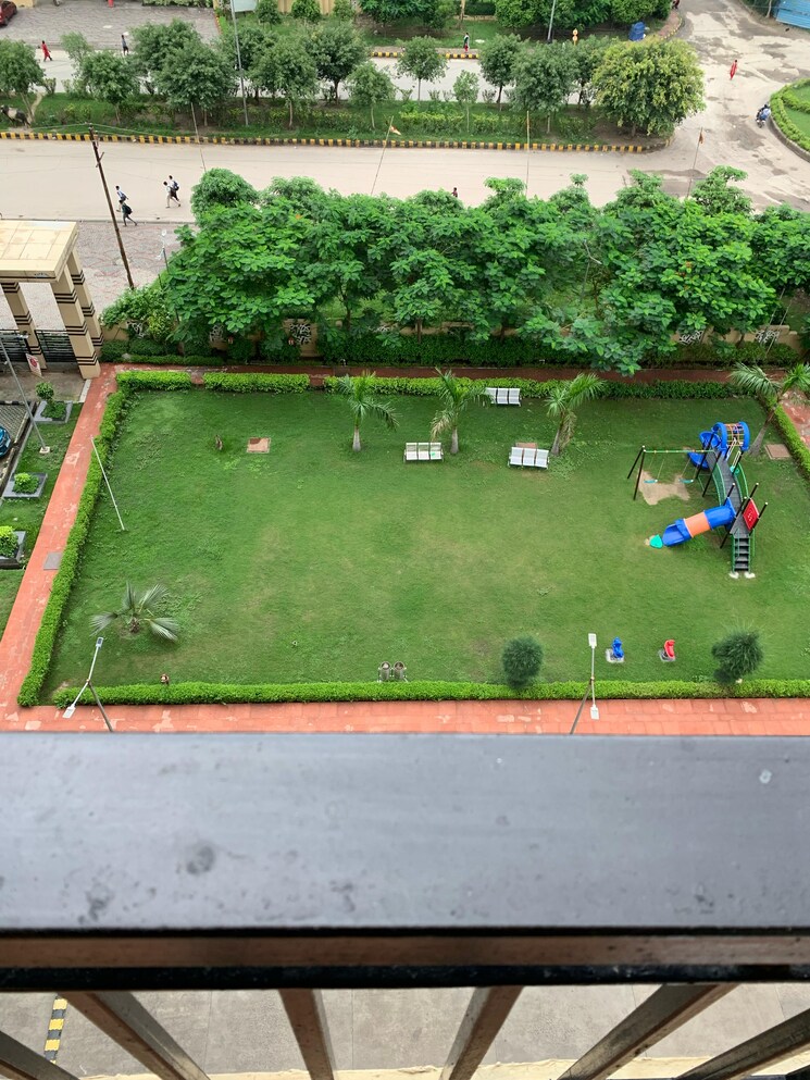 Swimming Pool, maxblis-grand-wellington 1 Bedroom 615 Sq.Ft. Apartment In Sector 75 Noida 9455868