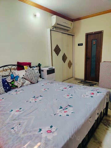 Bedroom in 1.5 BHK Apartment at Dadar West – for Rent