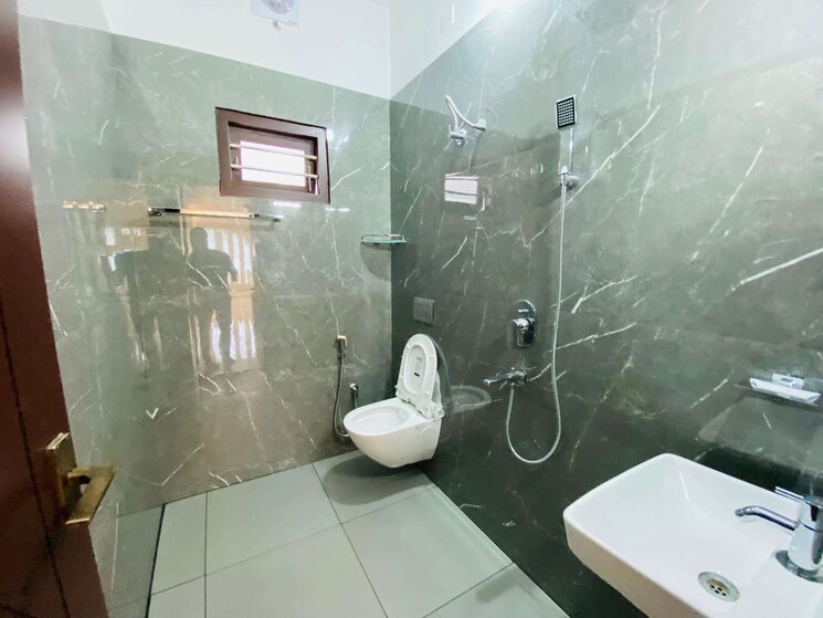 Bathroom, mehrauli gurgaon road 3 Bedroom 1200 Sq.Ft. Builder Floor In Mehrauli Gurgaon Road Delhi 9456004