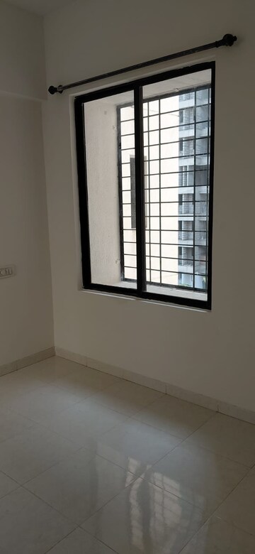 Room in 3 BHK Apartment at Nagpal Dev Exotica, Kharadi – for Rent