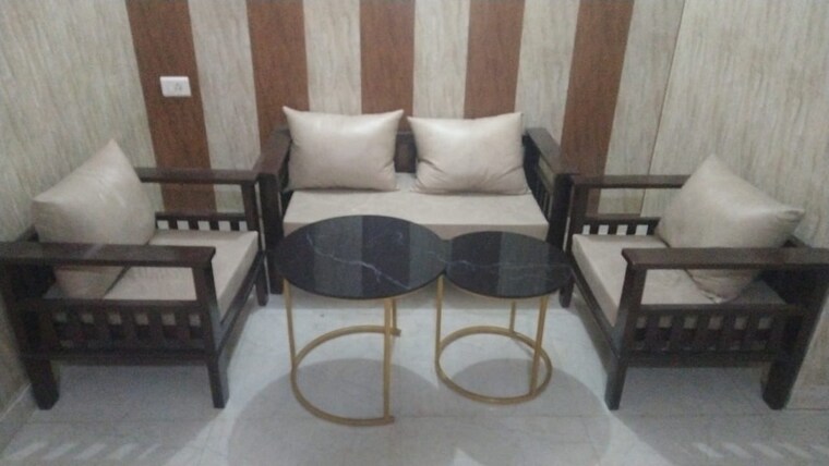 Living Room, new friends colony 3 Bedroom 500 Sq.Yd. Builder Floor In New Friends Colony Delhi 9456170