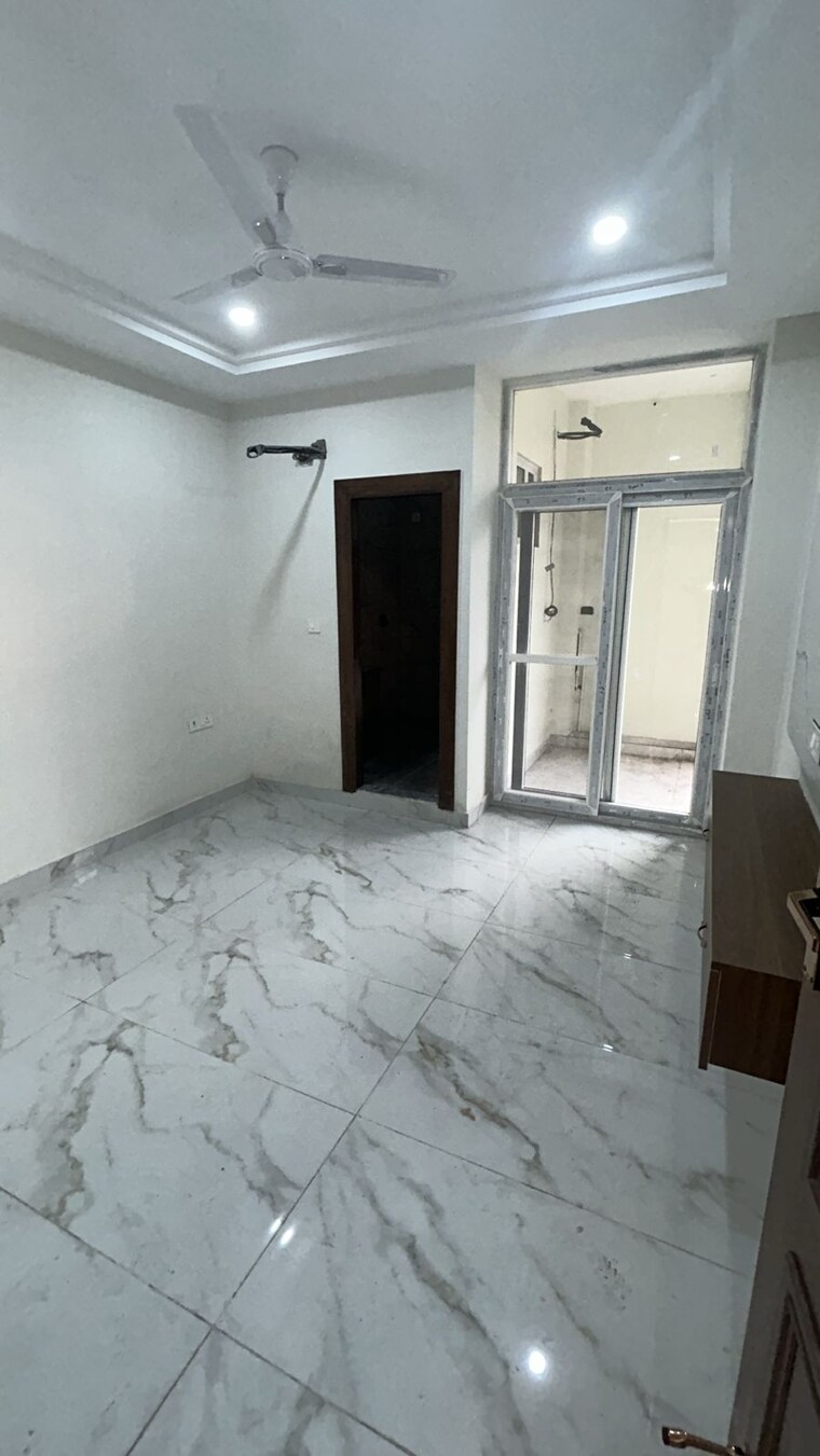 Room, sahastradhara road 3 Bedroom 167 Sq.Yd. Builder Floor In Sahastradhara Road Dehradun 9456208